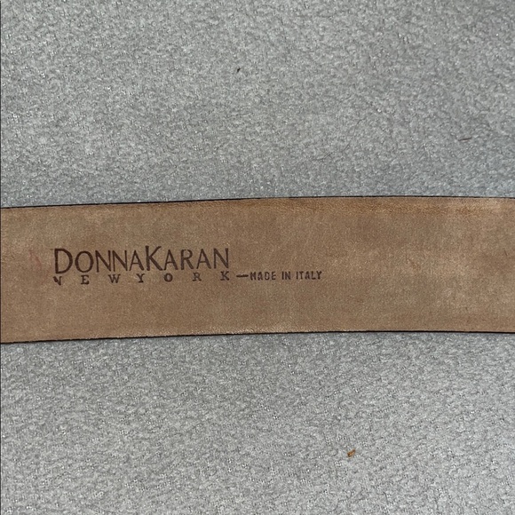 Donna Karan Elegant Black Leather Belt with Gold Buckle - Picture 4 of 6